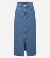 Pollera midi de jean azul con cintura alta, trabillas, cierre con botón y cremallera, y abertura delantera.