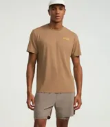 Bermuda deportiva color bordó, confeccionada en poliéster, con cintura elástica, cordón interno ajustable y short de compresión incorporado.