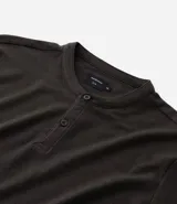 Polo de hombre de manga corta, color beige claro, con cuello mao y tapeta de dos botones.