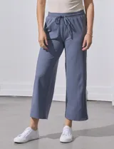 Pantalón jogger wide leg color azul grisáceo, con pretina ancha elastizada y lazo de ajuste.