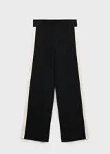 Pantalón de punto fino negro con raya lateral blanca, tiro medio, diseño recto y largo.