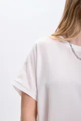 Camiseta blanca de manga corta con dobladillo en las mangas y cuello redondo.