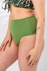 Colaless de tiro alto en verde, confeccionada con tela que contiene fibra LYCRA® XTRA LIFE™, forrada en el interior delantero.