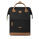 Mochila Cabaia Adventurer Cologne negra con detalles en cuero marrón. Tiene sistema MOLLE, compartimento acolchado para tablet o PC, correa para sujetar a la maleta y tirantes acolchados antitranspirantes.