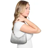 Cartera de mano Guess modelo Zalina, color plateado con textura metálica y logo triangular en el frente. Incluye correa desmontable negra.
