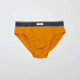 Pack de tres slips para hombre, uno con rayas horizontales color naranja sobre fondo azul marino, otro liso color naranja y el tercero con estampado de pequeños puntos color naranja sobre fondo azul marino.