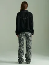 Camisa celeste de algodón con corte clásico y caída suelta. Presenta vivos en cuadrillé trazados en puños, canesú de la espalda y al pie del cuello.