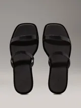 Sandalias Calvin Klein de goma color negro, con doble tira y logo en relieve.