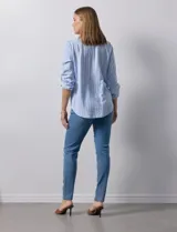 Blusa beige con rayas verticales blancas, escote en V y mangas 3/4 regulables con presilla y botón.