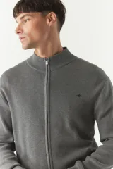 Campera tejida color gris con bolsillos, escote redondo y logo bordado.
