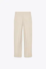 Pantalón marrón de lino, de tiro alto, con bolsillos delanteros y traseros.