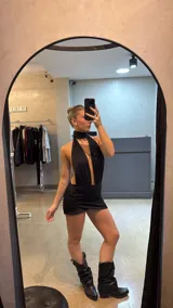 Minivestido negro con escote halter y espalda descubierta.