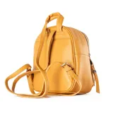 Mochila color camel de poliéster con diseño símil cuero graneado. Tiene acceso con cierre, un compartimento principal, un bolsillo interno con cierre, un bolsillo interno abierto, un bolsillo externo con cierre, correa regulable y herrajes plateados.