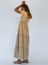 Vestido largo color lila con escote en V, mangas cortas y corte escalonado.