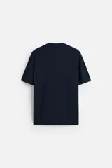 Camiseta de hombre regular fit, color negro, de punto tejido en hilatura de algodón. Cuello redondo, manga corta y acabados en rib.
