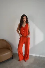 Conjunto de dos piezas color azul eléctrico, compuesto por un chaleco de manga corta con escote en V y botones frontales, y un pantalón de tiro alto con pierna ancha y pliegues.