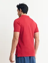 Chomba celeste con estampado de lunares blancos, cuello clásico y mangas cortas.