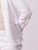 Chaqueta blanca de algodón marca Dash, con bolsillos simulados en el frente.