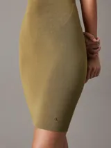 Vestido corto ajustado al cuerpo, color verde oliva, con breteles finos y escote recto.