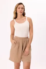 Short negro de lino y viscosa, con cintura elastizada, calce amplio y bolsillos laterales.