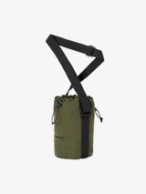 Bolso negro tipo bucket, confeccionado en poliéster con forro. Tiene un compartimento principal con cierre de cordón y un bolsillo trasero con cremallera.