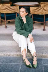 Bailarinas de terciopelo verde musgo con cordones para atar al tobillo y borlas de ante. Incluyen plantilla de lana intercambiable, cuña interna de 1,5cm, interior de piel y suela de cuero. Diseño y fabricación 100% española.