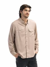 Camisa negra de manga larga con dos bolsillos frontales con tapa y velcro. Tiene la opción de arremangado con presilla y botón para mantenerla fija. Cuenta con una abertura posterior que favorece la ventilación.