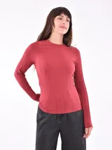 Remera negra de mangas largas y cuello redondo, con tejido acanalado.