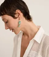 Aros colgantes con base metálica dorada y gravas de color verde.