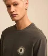 Remera de algodón desteñido color gris, de corte comfort, cuello redondo y manga corta. Estampa en la espalda con círculo abstracto y la frase "If it is nice, make it twice".