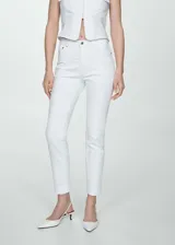 Pantalón de jean blanco, de corte slim, tiro medio y largo cropped.