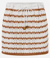 Minifalda de playa tejida a crochet con rayas horizontales en tonos beige y marrón.