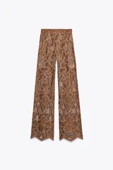 Pantalón marrón de tiro alto confeccionado en tejido efecto ante con aplicación de crochet a contraste.