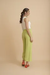 Blusa blanca de manga larga con cuello redondo y un hombro descubierto.