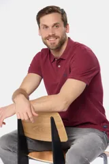 Remera polo de piqué lisa color rojo, con cuello en rib y botones personalizados.