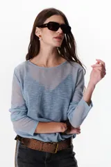 Sweater beige de tejido de punto calado, con mangas largas y cuello redondo. Confeccionado en viscosa y poliéster.