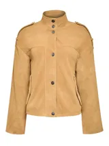 Chaqueta de cuero color tostado, con cuello alto, cierre frontal con botones, bolsillos laterales y charreteras en los hombros.