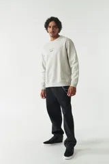 Buzo verde oliva de felpa con cuello redondo, puños y cintura acanalados. Estampado frontal con la frase "The Real Balance" en letras blancas y logo de la marca Mistral.