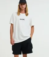 Bermuda cargo para hombre, color negro, confeccionada en tejido tecnológico de poliamida. Presenta cintura elástica con cordón ajustable y bolsillos laterales funcionales.