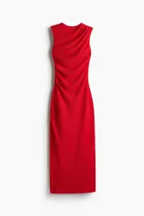 Vestido midi entallado de punto con textura arrugada, color rojo. Tiene cuello redondo, sin mangas y detalle de pliegues en un hombro y en un lado de la cintura que crean un efecto drapeado.