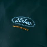 Remera negra de manga corta con cuello redondo y estampado pequeño en el pecho con el logo de Kaboa y la leyenda "Ford 88".