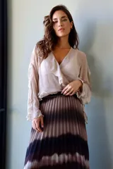 Blusa color beige de gasa cruzada con manga larga y volados.