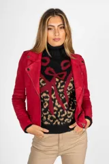 Chaqueta roja tipo biker de gamuza sintética, con cierre asimétrico, cuello con solapas y bolsillos laterales con cierre.