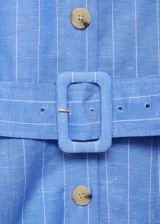 Vestido midi de algodón y lino, color celeste con rayas verticales blancas. Presenta cuello camisero, diseño sin mangas con tirantes anchos, cierre de botones frontales, cinturón con hebilla y falda evasé.