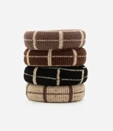 Set de cuatro elásticos para el pelo con estampa de cuadros en tonos marrón, beige y negro.