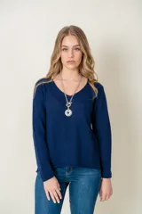 Sweater azul marino de lana con cuello en V y mangas largas.