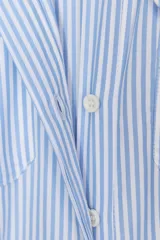 Vestido camisero midi de popelín a rayas verticales celestes y blancas, con cuello solapa, manga corta, bolsillos de plastrón con solapa en el pecho, cinturón de lazo ajustable y cierre frontal con botones.