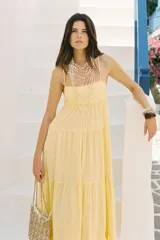 Bolso de mano tipo shopper, tejido con trenzado a contraste de color beige y blanco. Tiene doble asa de hombro y bolsa interior de tela blanca con cierre fruncido.