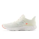 Championes New Balance 411v3 para mujer, color blanco con detalles en plateado y naranja.