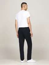 Pantalón cargo azul marino de corte amplio con pierna cónica. Confeccionado en tejido elástico con propiedades antiarrugas y antiolores que absorbe la humedad.